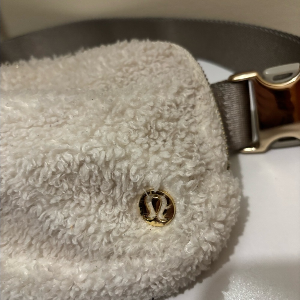 Lululemon Athletica Cream Sherpa Crossbody Bag - Picture 2 of 5